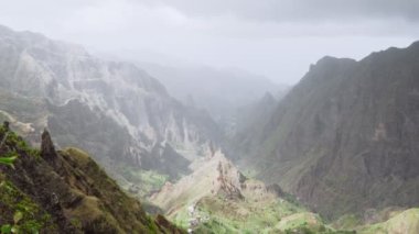 Dağ sırtının çarpıcı manzarası. Santo Antao Adası Cape Verde 'deki Verdant Xo-Xo vadisi. 4k video.