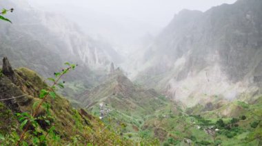 Santo Antao Adası 'ndaki dağların ve vadilerin görkemli manzarası. Tepe yamaçlarındaki güzel tarlalar. Muhteşem Cabo Verde doğa manzaraları. 4k video.