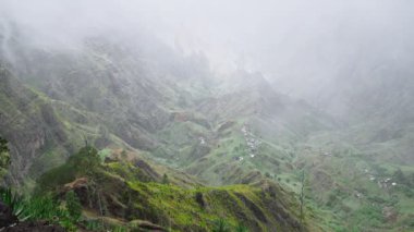 Dağ sırtının çarpıcı manzarası. Santo Antao Adası Cape Verde 'deki Verdant Xo-Xo vadisi. 4k video.