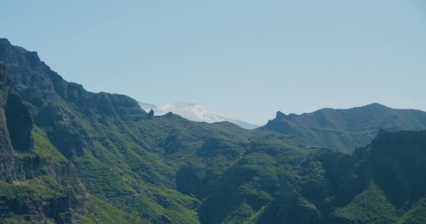 Masca Gorge Wulkaniczny Zielony Krajobraz Teneryfy Śnieżny Szczyt Wulkanu Teide — Wideo stockowe