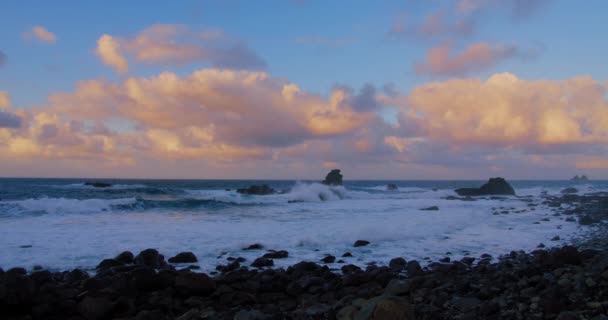 Büyük Gel Git Okyanus Dalgaları Köpüklü Volkanik Taşlar Kayalarla Ezici — Stok video
