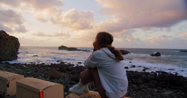 Libera Giovane Donna Gioiosa Sulla Spiaggia Selvaggia Estendendo Braccia Respirando — Video Stock