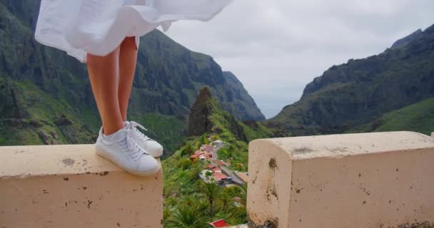 Cerca Las Piernas Mujer Zapatos Blancos Encuentra Contra Las Montañas — Vídeo de stock