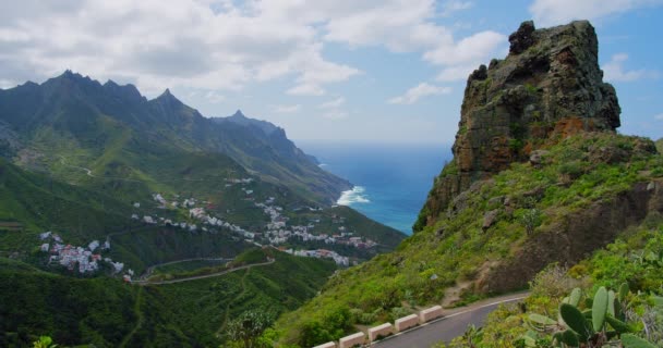 Kuzey Tenerife Deki Dağ Manzarası Plaj Kasaba Güneşli Bir Gün — Stok video