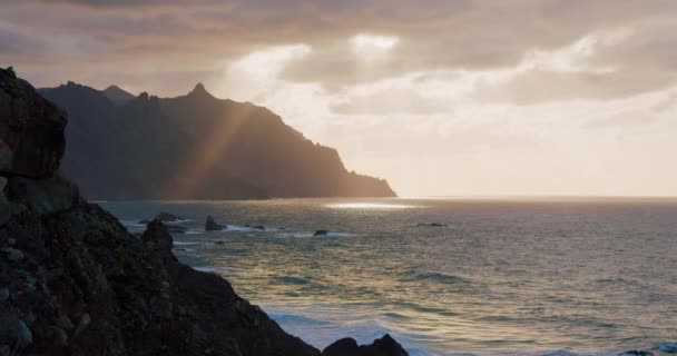 Piękne Fale Oceaniczne Rozbijają Się Skalnym Brzegu Teneryfie Ocean Sugeruje — Wideo stockowe