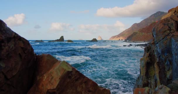 Kaya Kıyısına Düşen Güzel Okyanus Dalgaları Tenerife Okyanus Ferahlatıcı Güzellik — Stok video