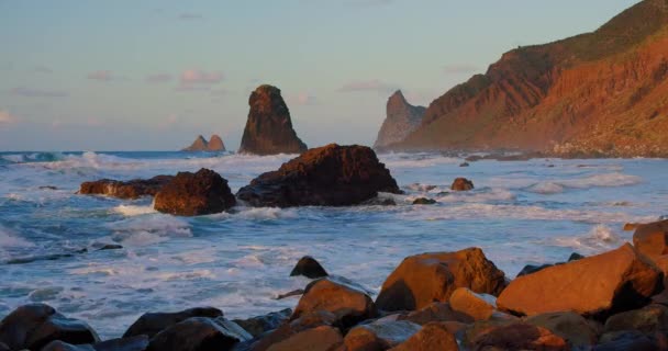 Stony Beach Evening Waves Crash Rocky Shore Pebbles Volcanic Basalt — Vídeo de stock