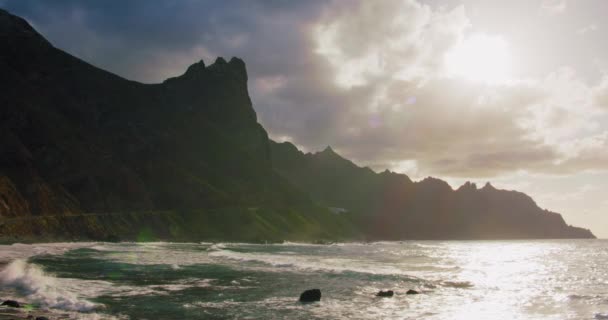 Breathtaking Scenery Coastline View Deep Blue Ocean Waters Surrounding Cliff — Video Stock