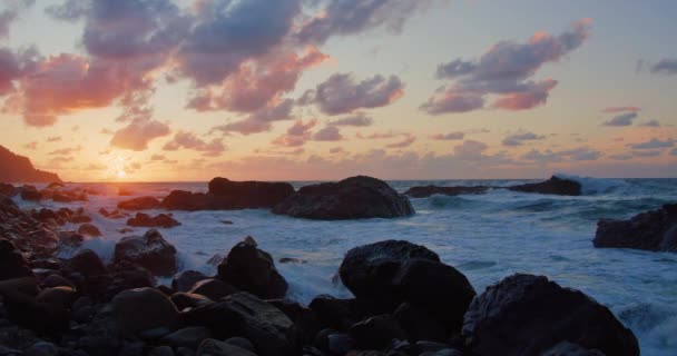 Zonsondergang Boven Oceaan Oranje Wolken Silhouet Van Rotsformaties Bergen Rotsachtig — Stockvideo