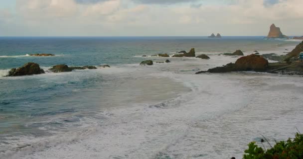 View Ocean Waves Crashing Stone Rock Cliffs Tenerife Coast Foaming — Vídeo de stock
