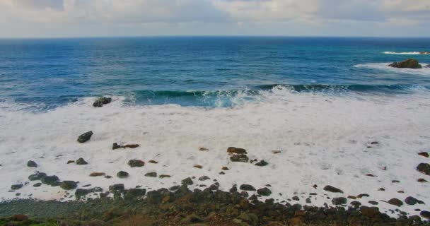 Барвистий Морський Пляж Хвилі Спітніють Бризкають Скелястому Узбережжі Океанські Хвилі — стокове відео