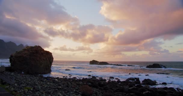 Ηλιοβασίλεμα Του Ατλαντικού Ωκεανού Γραφικός Ωκεανός Βραχώδης Ηφαιστειακή Παραλία Θαλασσινά — Αρχείο Βίντεο