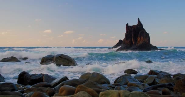 Яскраве Море Заходить Хвилі Падають Камінь Освітлені Теплим Заходом Сонця — стокове відео
