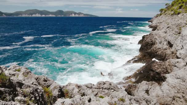 Slow Motion Crystal Clear Waters Ionian Sea Bluff Coastline Kefalonia — Vídeo de Stock