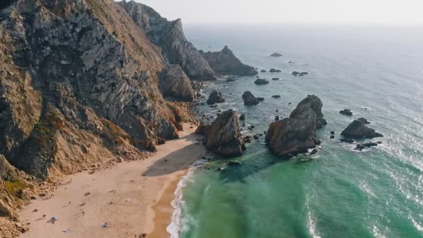 Aerial Съемка Беспилотника Красивого Пляжа Прайя Урса Синтре Португалия Золотом — стоковое видео