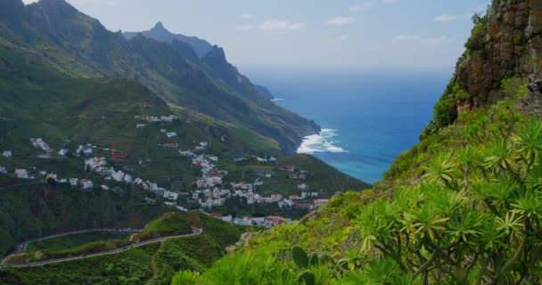 Kuzey Tenerife Deki Dağ Manzarası Plaj Kasaba Güneşli Bir Gün — Stok video