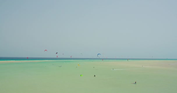 Colorful Kite Shape Flying Blue Clear Sky Many People Ride — Stock videók