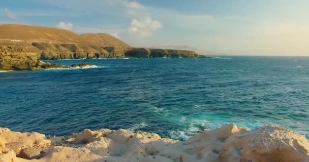 มหาสม ทรแอตแลนต สวยงามของชายหาดห นทรายชายฝ งในเม องเล Ajuy เกาะ Fuerteventura Canaries — วีดีโอสต็อก