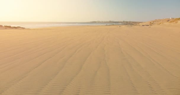 Sand Blowing Wind Paradise Beach Sunset Ocean Waves Crashing Golden — Stockvideo