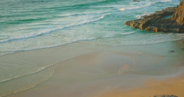 Фуэртевентура Канарские Острова Длинные Океанские Волны Ломаются Песчаном Пляже Закате — стоковое видео