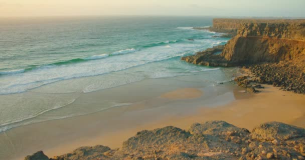 Beauty Nature Sandstone Rocks Smooth Sandy Beach Blue Ocean Waves — Video Stock