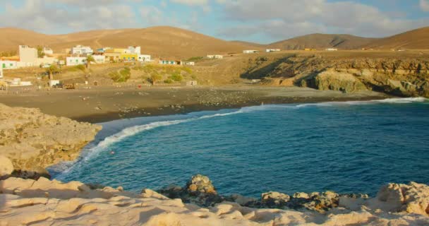 สเปน เกาะคานาร Fuerteventura ชายหาดภ เขาไฟทรายในเม องเล Ajuy นมหาสม ทรส าเง — วีดีโอสต็อก