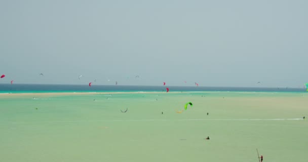 Kiters Train Surfing Kiteboard Sea Shallow Blue Water Atlantic Ocean — Stockvideo