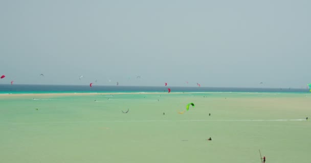 Kiters Train Surfing Kiteboard Sea Shallow Blue Water Atlantic Ocean — Αρχείο Βίντεο