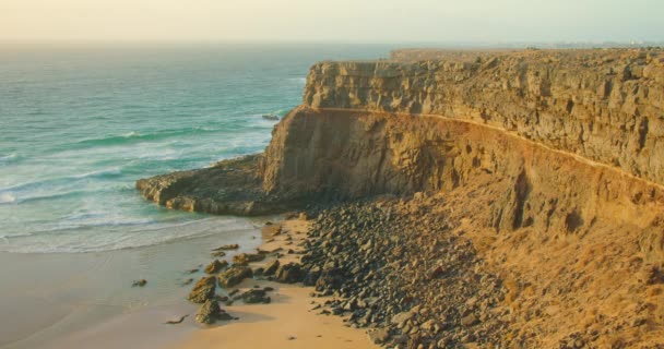Rocky Coastline Alongside Cliffside Blue Atlantic Ocean Water Sunset Cinematic — Vídeo de Stock