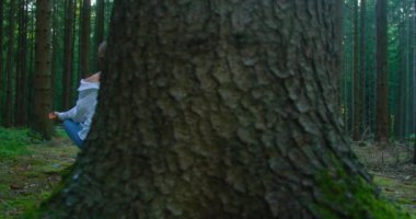 Kadın meditasyonu, zen yoga meditasyonu. Yogacı kızın arkadan görünüşü ormandaki bir kütüğün üzerinde duruyor, sağlıklı bir yaşam tarzı. Özenli nefes alma, zihinsel sağlık tedavisi. İyi olmak.