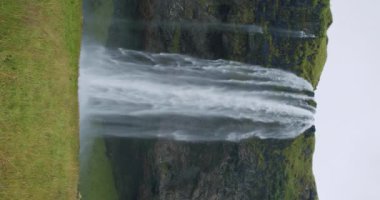 Seljalandfoss Şelalesi İzlanda Yağmurlu ve karamsar havada.