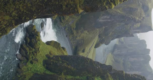 Fjadrargljufur Canyon Vindlande Flod Mellan Bisarra Branta Klippformationer Island Europa — Stockvideo