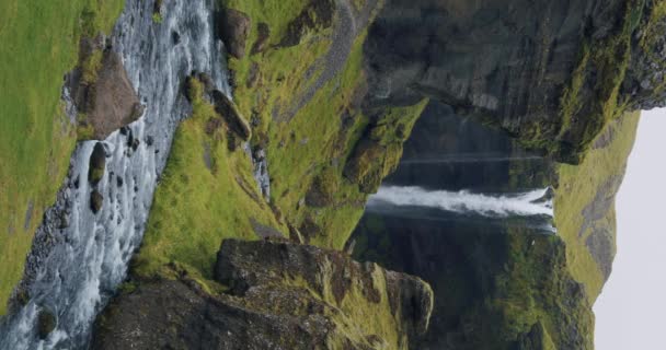 Islândia Espetacular Cachoeira Kvernufoss Cena Verão Rio Montanha Ravina Verde — Vídeo de Stock