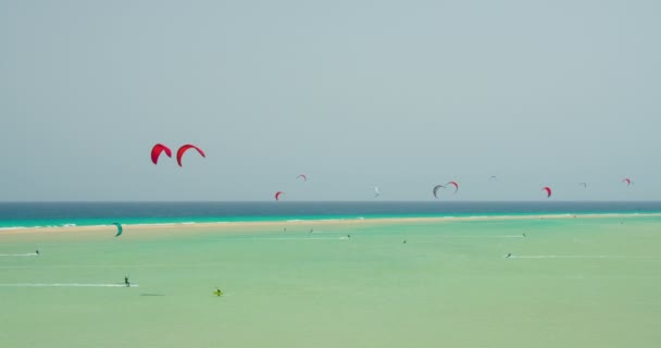 Free Kiters Ocean Waves Kitesurfing Shallow Blue Transparent Water Paradise — 图库视频影像