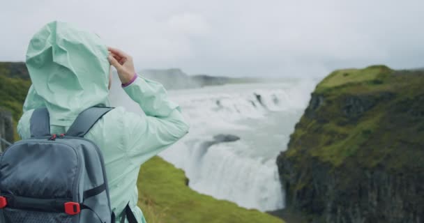 Mulher Viajante Com Mochila Frente Bela Cachoeira Gullfoss Famosa Atração — Vídeo de Stock