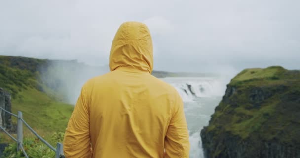 Mladý Muž Vodopádu Gullfoss Islandu Islandské Povahy Turista Žlutém Plášti — Stock video