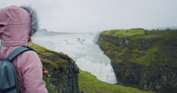 Donna Turistica Guardando Cascata Gullfoss Famosa Attrazione Meta Riferimento Islanda — Video Stock