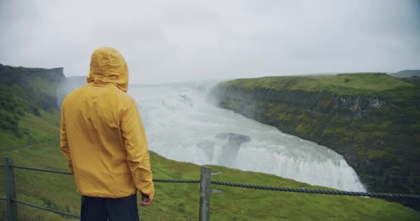 Turista Masculino Vestindo Capa Chuva Amarela Cachoeira Gullfoss Islândia Natureza — Vídeo de Stock