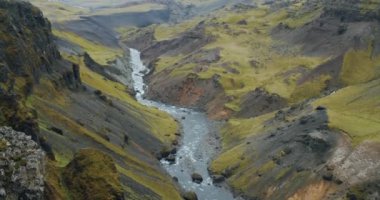 İzlanda 'daki Haifoss şelalesinden akan renkli kanyon..