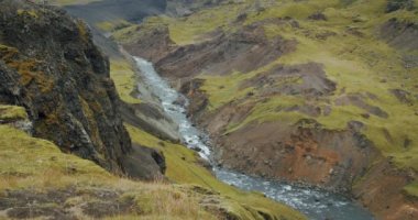 İzlanda 'da Haifoss Şelalesi yakınlarındaki renkli kanyon..