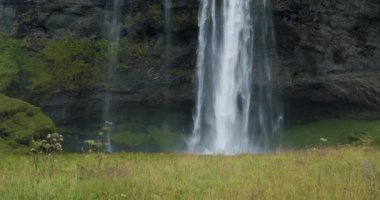 Seljalandfoss Şelalesi İzlanda Yağmurlu ve karamsar havada.
