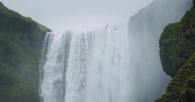 İzlanda 'daki güzel Skogafoss şelalesine yakın..