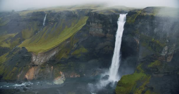 Paesaggio Drammatico Della Cascata Haifoss Nel Canyon Landmannalaugar Islanda — Video Stock