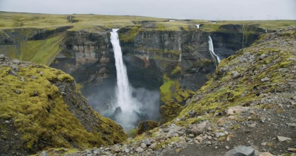 Драматичні Краєвид Haifoss Водоспад Landmannalaugar Каньйон Ісландія — стокове відео
