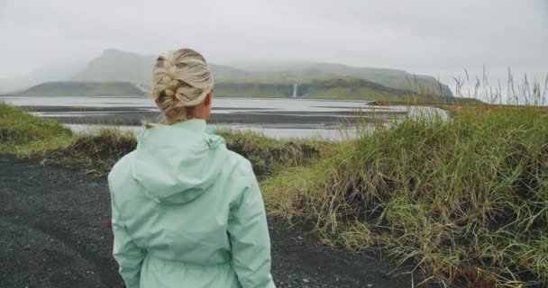 Жінка Яка Насолоджується Берегом Ісландії Водоспадом Сельяландсфосс Задньому Плані — стокове відео