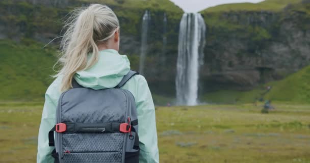 冰岛塞莱亚兰多斯瀑布附近的户外旅行妇女 背着背包 — 图库视频影像
