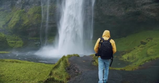 Man Wandelaar Met Rugzak Genieten Seljalandsfoss Waterval Ijsland — Stockvideo