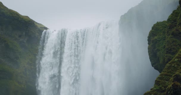 Κοντινό Πλάνο Του Όμορφου Καταρράκτη Skogafoss Στην Ισλανδία — Αρχείο Βίντεο