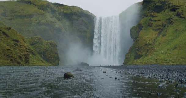 Hermosa Cascada Skogafoss Con Reflejo Del Río Islandia — Vídeo de stock