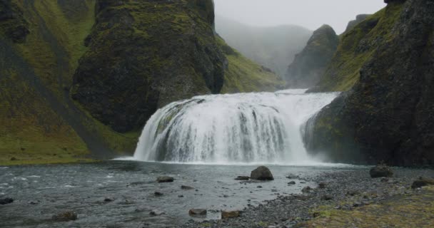 Hermosa Cascada Stjornarfoss Cerca Kirkjubaejarklaustur Costa Sur Islandia — Vídeo de stock